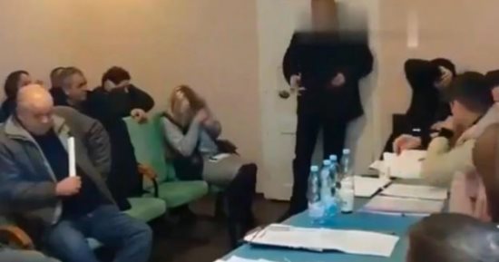 مسئول يفجر 3 قنابل يدوية خلال اجتماع للمجلس المحلى فى بلدة أوكرانية.. فيديو