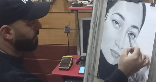 دافنشي كفر الشيخ.. خالد الشناوى يبدع فى رسم الجداريات والبورتريهات.. صور