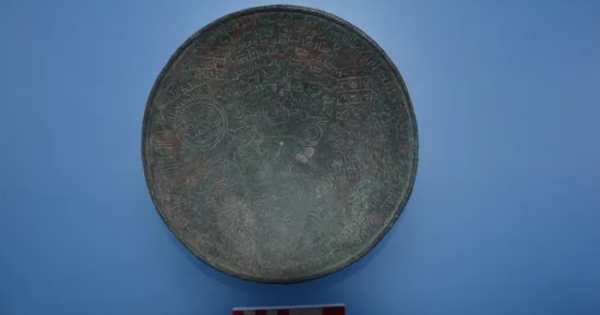 عمره 800 عام... علماء الآثار يعثرون على وعاء شفاء برأسى تنين فى تركيا