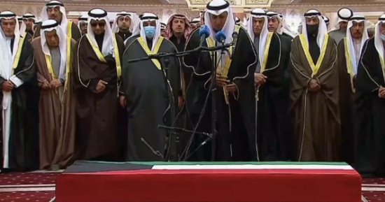 أداء صلاة الجنازة على أمير الكويت الراحل الشيخ نواف الجابر الصباح