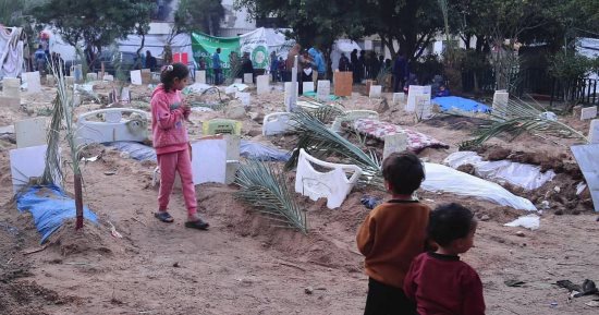 ساحة مستشفى الشفاء فى غزة تتحول إلى مقبرة جماعية تضم مئات الشهداء