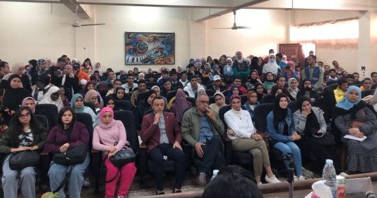 تعريف الطلاب بدور مبادرة "حياة كريمة" التنموى فى ندوة بآداب حلوان 