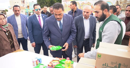 محافظ مطروح يستقبل قافلة التحالف الوطنى لتوزيع المواد الغذائية.. صور