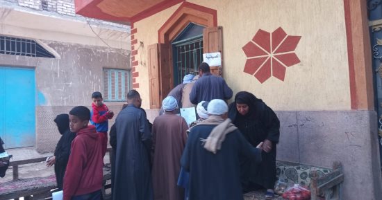 الكشف على 921 حالة فى قافلة طبية لجامعة جنوب الوادى بقرية المحروسة 