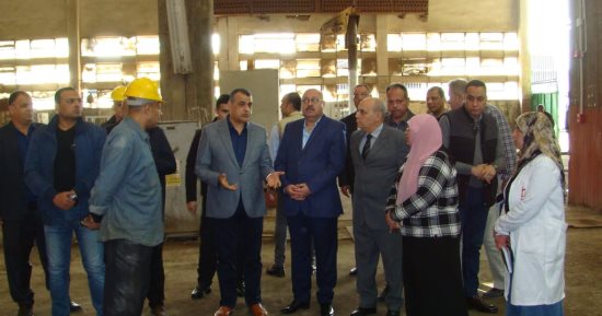 وزير الإنتاج الحربى يحيل موظفين للتحقيق خلال جولة بالمصانع  