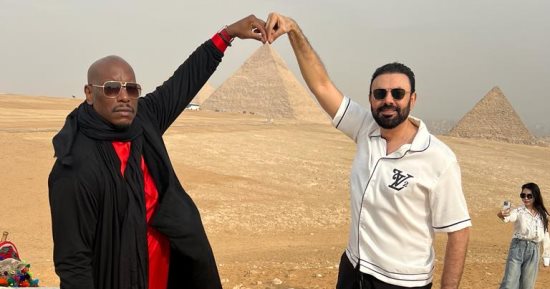 تيريس جيبسون ومحمد كريم من داخل الأهرامات.. صور