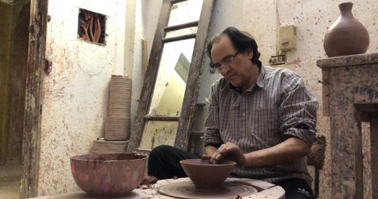 عندما يتحول الطين لتحف فنية.. سيد رضوان 45 عاما فى صناعة الخزف بالجيزة.. درَّس أصول التصنيع لطلبة فنون تطبيقية.. وأنشأ ورشته الخاصة وعلم أبنائه وزوجته ليحافظ على بقاء المهنة.. ومنتجاته ترفع شعار صنع فى الحرانية