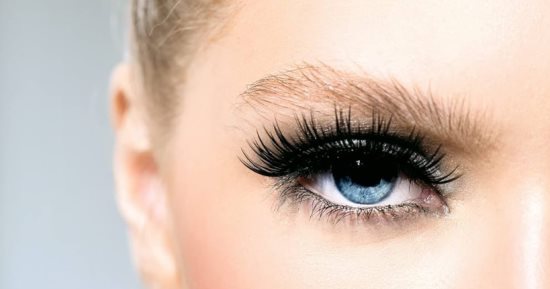 وصفات طبيعية لتطويل الرموش خطواتها بسيطة.. مش هتحتاجى لماسكارا 