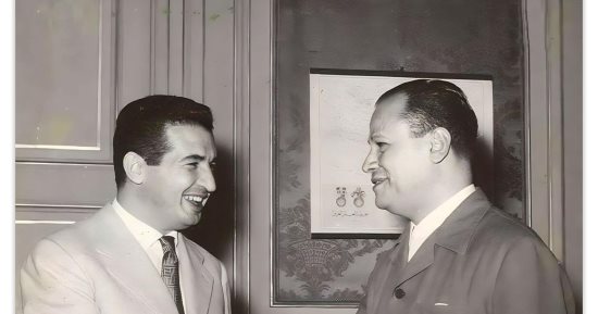 شاهد صورة نادرة تجمع نجيب محفوظ وإحسان عبد القدوس.. ما المناسبة؟