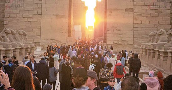تعامد الشمس على مقصورة قدس الأقداس بمعابد الكرنك.. صور وفيديو