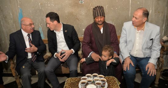 مدير الوكالة الأمريكية للتنمية يلتقى عددا من أهالى دير درنكة بأسيوط.. صور