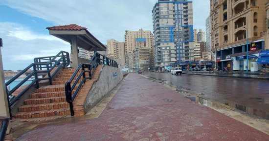 نوة "الفيضة الصغرى" تكشر عن أنيابها بالإسكندرية فى أول أيام فصل الشتاء.. أمطار غزيرة وارتفاع الأمواج 3 أمتار مع اختفاء المساحة الرملية بالشواطئ.. والصرف الصحى تعلن جاهزيتها بـ190 سيارة "فيديو"