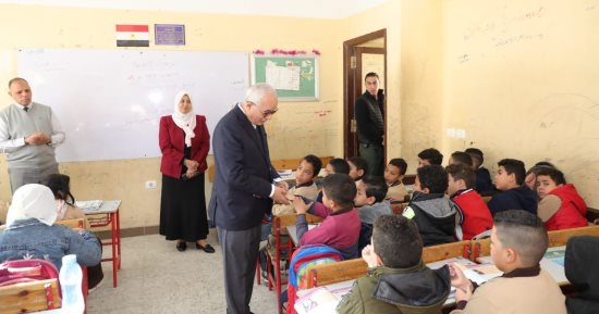 وزير التعليم يطلع على سجلات الحضور والغياب اليومية للطلاب بمدارس الأسمرات 