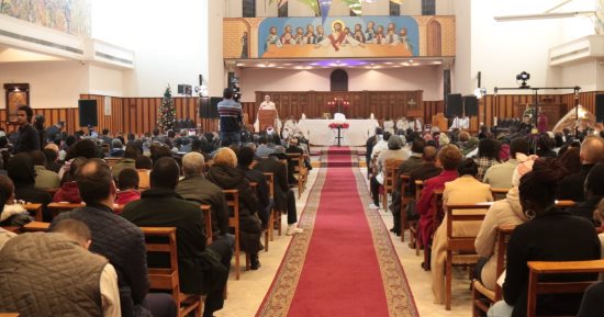 الكنائس الكاثوليكية والأسقفية تحتفل بعيد الميلاد المجيد.. الأقباط الكاثوليك: نصلى من أجل وطننا الغالى ونهنئ رئيسنا عبد الفتاح السيسي بولايته الجديدة.. ومطران الأساقفة: نصلي من أجل السلام لأشقائنا الفلسطينيين