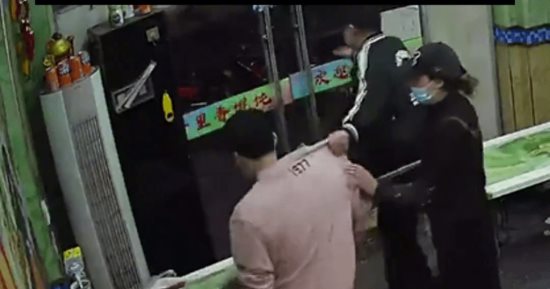 صاحب مطعم صينى يعتدى على زبون لاستخدامه الكثير من "الخل"