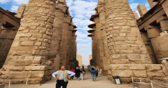 ألوان ونقوش قدماء المصريين منذ آلاف السنين بمعابد الكرنك تبهر السياح.. فيديو