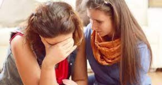 الحزن والغضب.. أبرز العلامات الدالة على أن صديقك يمر بمشكلة.. حاول تساعده