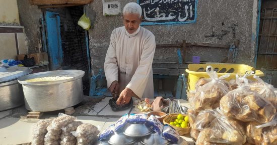 أكلة الشتاء لزوار مسجد القنائى.. هاشم يبيع الفول النابت منذ 25 عاما بقنا.. صور