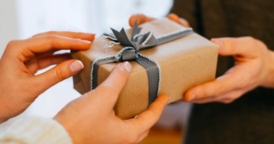 الأبراج فى 2024.. 4 أبراج حريصة على تقديم هدايا فى السنة الجديدة