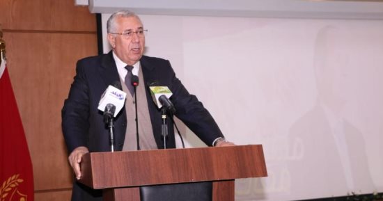 وزيرا الزراعة والتنمية المحلية ومحافظ بورسعيد يسلمون 170 عقدا لمزارعين وصيادين