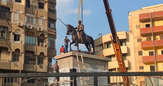 الصور الأولى لتركيب تمثال عرابى فى الزقازيق بعد ترميمه.. صور