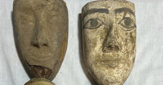 حبس موظف بالمعاش 4 أيام عثر بحوزته على مركب أثرى و1795 عملة نادرة بالمنيا