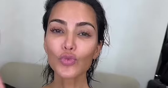 كيم كارداشيان.. النجمة الأمريكية بدون مكياج خلال الاستعداد لعيد الميلاد "صور"
