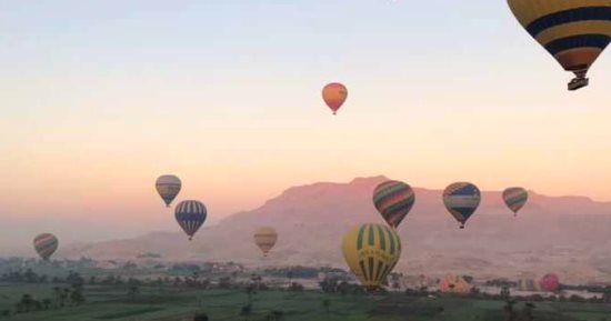 البالونات الطائرة تحلق فى سماء الأقصر بـ25 رحلة على متنها 500 سائح.. صور