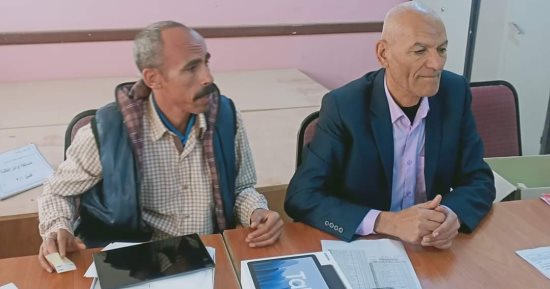 المدارس تواصل تسليم طلبة الصف الأول الثانوى العام التابلت.. صور 