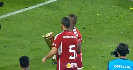 كولر يشارك جمهور الأهلي الاحتفال بالسوبر.. وإهداء الكأس لديانج وحماقي "فيديو"