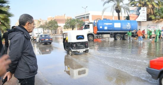 محافظ الغربية يواصل جولاته لمتابعة رفع نواتج الأمطار 