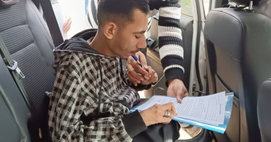 وزارة العمل: تسليم عدد من ذوى الهمم عقود للعمل بشركات ملابس جاهزة بالقاهرة