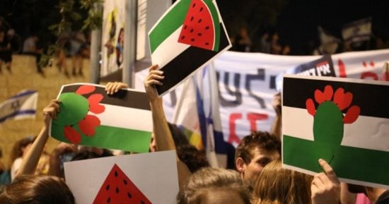 باختصار.. أهم أخبار العرب والعالم حتى الظهيرة.. "البطيخ" رمز لدعم فلسطين.. ومقتل 3 مستوطنين بعملية دهس.. و"دقيقة حداد" بمستهل جلسة البرلمان العربى.. وتسرب نفطي بفنزويلا.. وإسرائيل تسئ لكوريا الجنوبية بفيديو