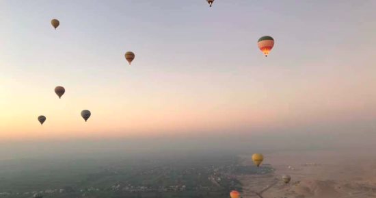 تحليق 70 رحلة بالون طائر على متنها أكثر من 1600 سائح بالأقصر.. صور