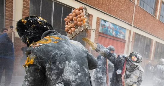 إسبان يرشقون بعضهم بالبيض والدقيق بمهرجان "Els Enfarinats" السنوي.. صور