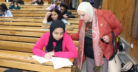 عميد إعلام القاهرة تتفقد لجان امتحانات نهاية الفصل الدراسى الأول.. صور