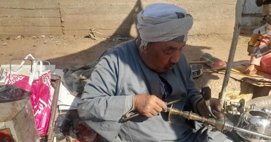 50 عاما رحالا بين القرى.. العم فرج أقدم لحام معادن وسمكري وابور جاز بقنا "صور"
