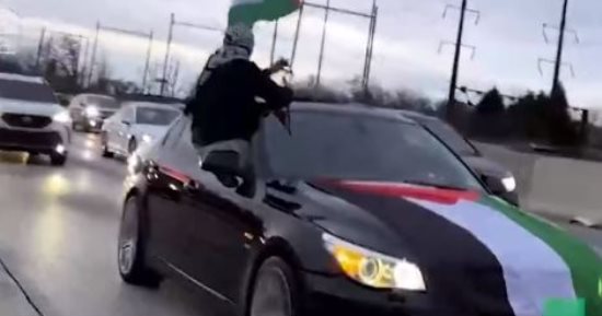 تضامنا مع غزة.. مسيرة بالسيارات بفيلادلفيا الأمريكية ترفع الأعلام الفلسطينية