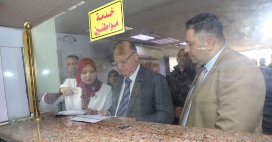 محافظ القاهرة يفاجئ مركز خدمة المواطنين بالزيتون ويوجه بسرعة فحص المشاكل