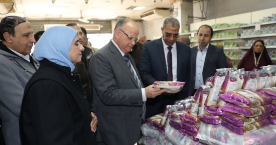 محافظ القاهرة يتفقد منافذ البيع للتأكد من توافر السلع