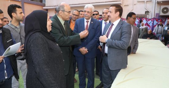 محافظ المنوفية يوزع مواد غذائية وبطاطين على نزلاء مؤسسة الرعاية بمنوف