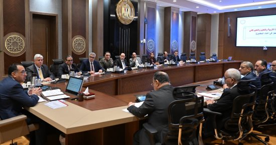 رئيس الوزراء يتابع إجراءات سد العجز بأعداد المعلمين على مستوى الجمهورية