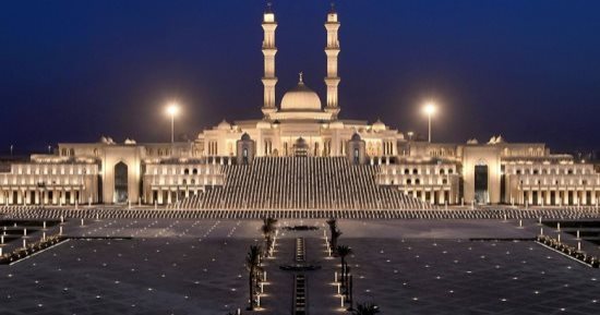 مسجد مصر الكبير تحفة معمارية.. الآيات محفورة على الجدران "فيديو"