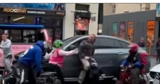 عصابة تهاجم ممثلا أمريكيا بشوارع هوليود نهارا.. صور