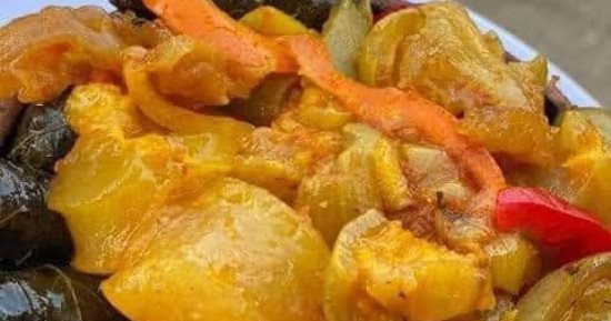 طريقة عمل طاجن ورق العنب بدبس  الرمان والكوارع.. طبق العزومات 