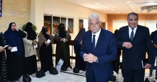 محافظ جنوب سيناء يلتقى عمال نظافة وعمالة المؤقتة بالطور ويهديهم مكافآت مالية