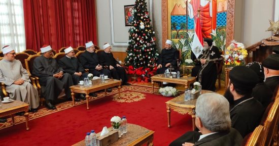 شيخ الأزهر والمفتى يهنئان البابا تواضروس الثانى فى الكاتدرائية 
