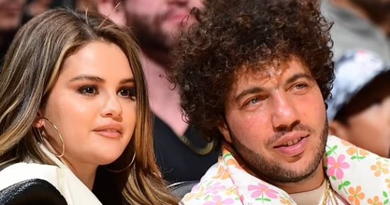 سيلينا جوميز بصحبة صديقها بإحدى مباريات كرة السلة.. بعد تلميحها الاعتزال
