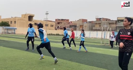حريفة كورة من صغرها.. حاربت السرطان بالعزيمة وحببت بنات القرية فى الكورة