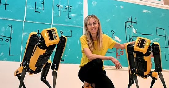 كلاب روبوتية ترسم لوحات تجريدية تباع بـ40 ألف دولار.. صور